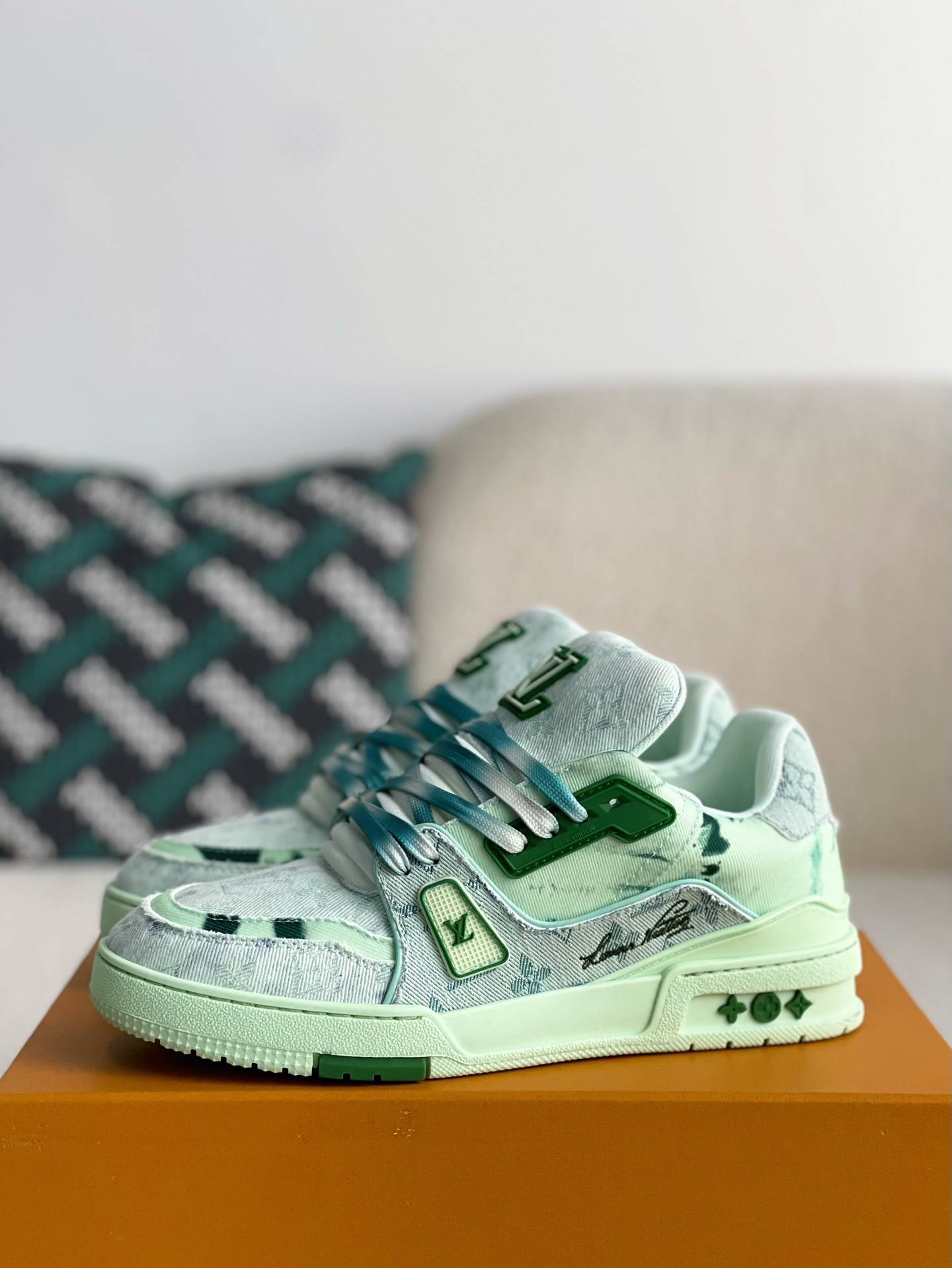 L*V SNEAKERS