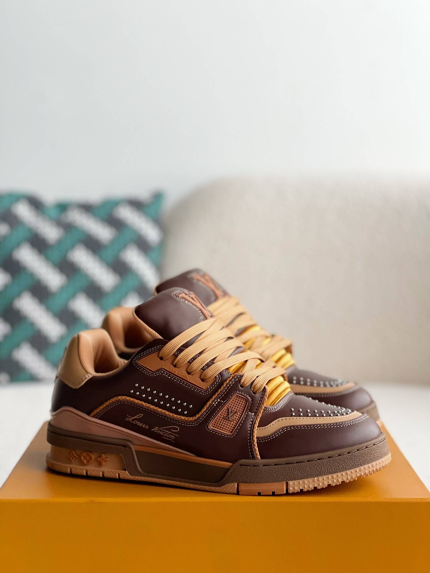 L*V TRAINER SNEAKERS