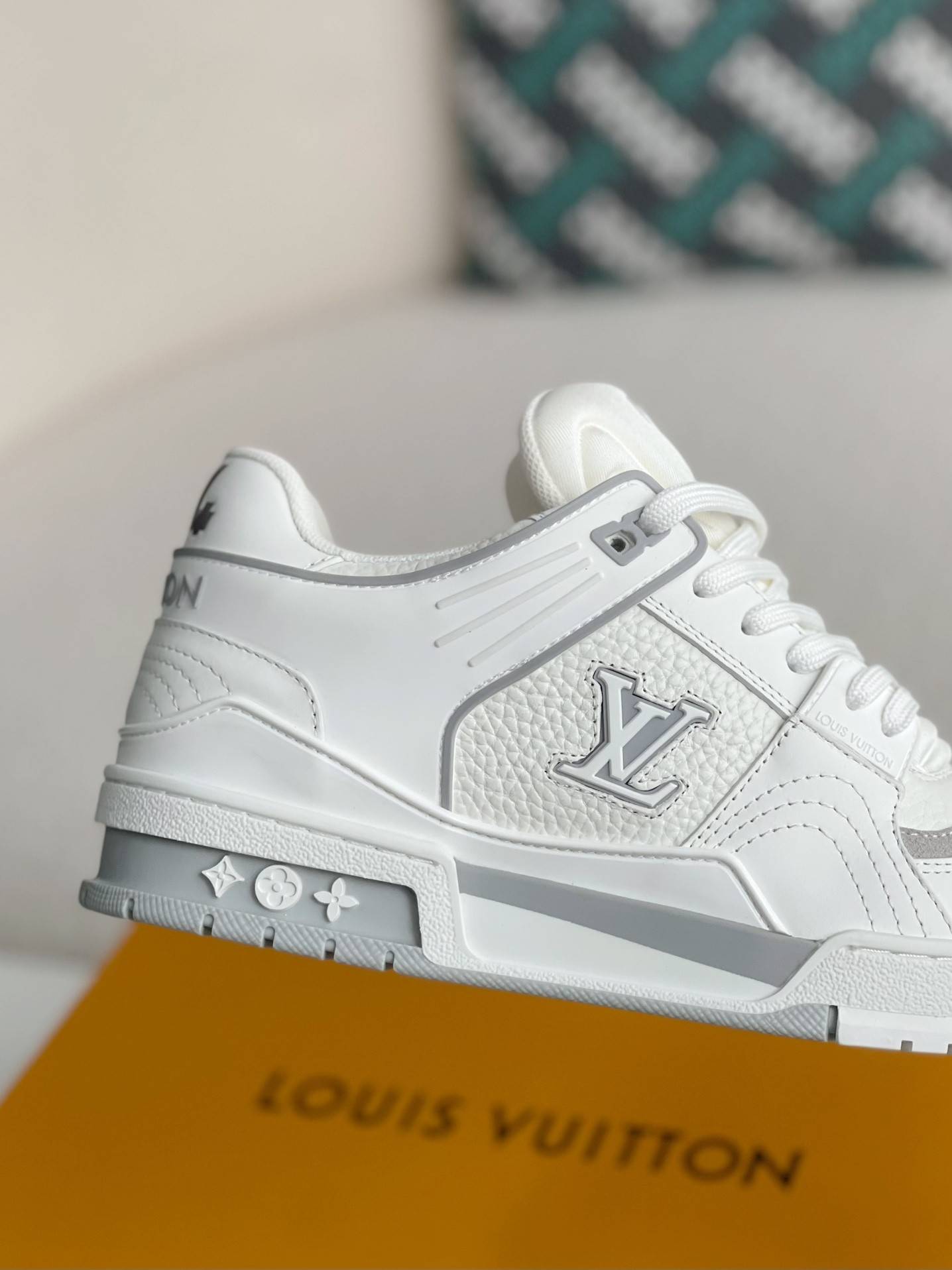 L*V SNEAKERS