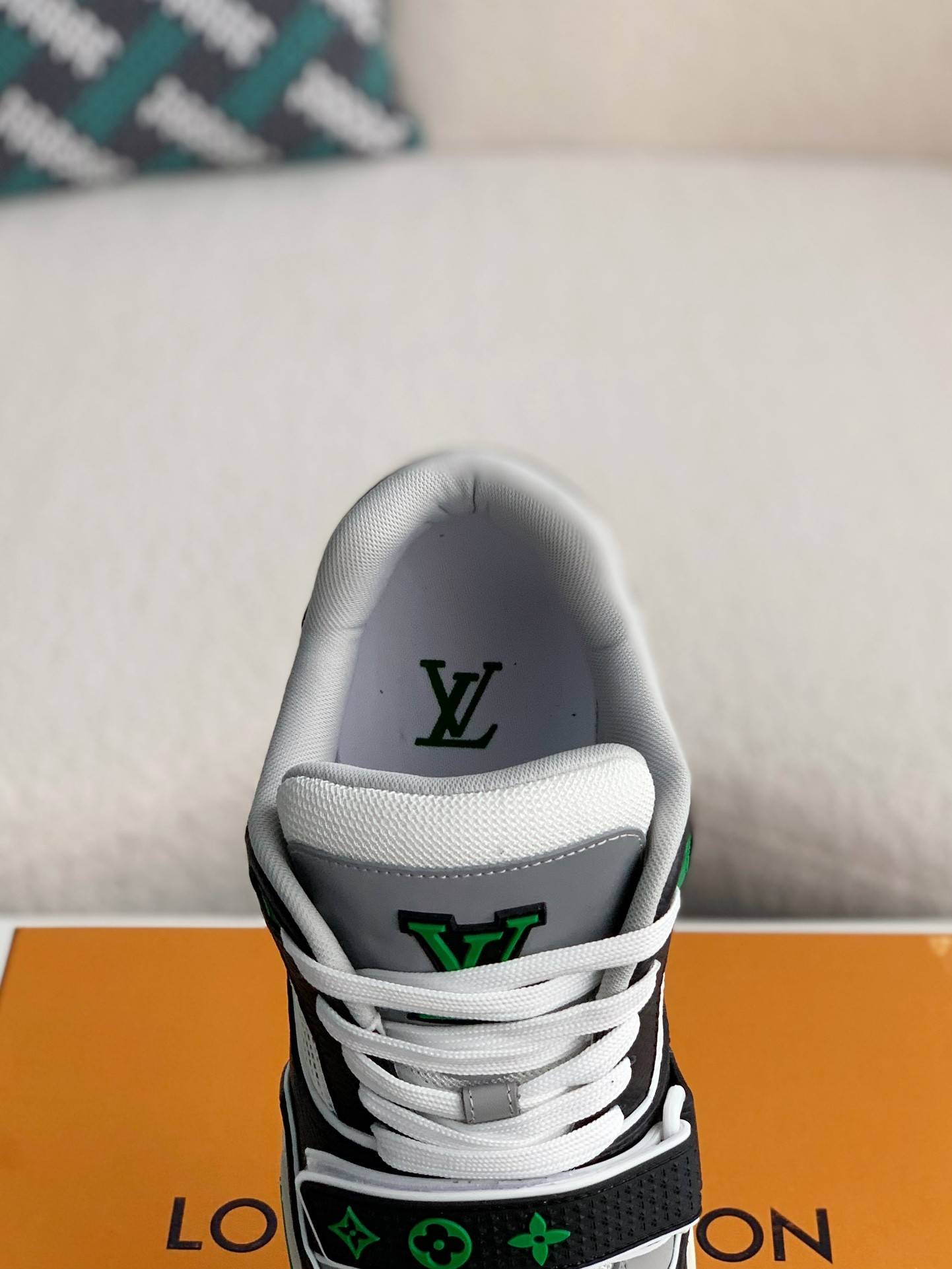 L*V TRAINER Sneakers