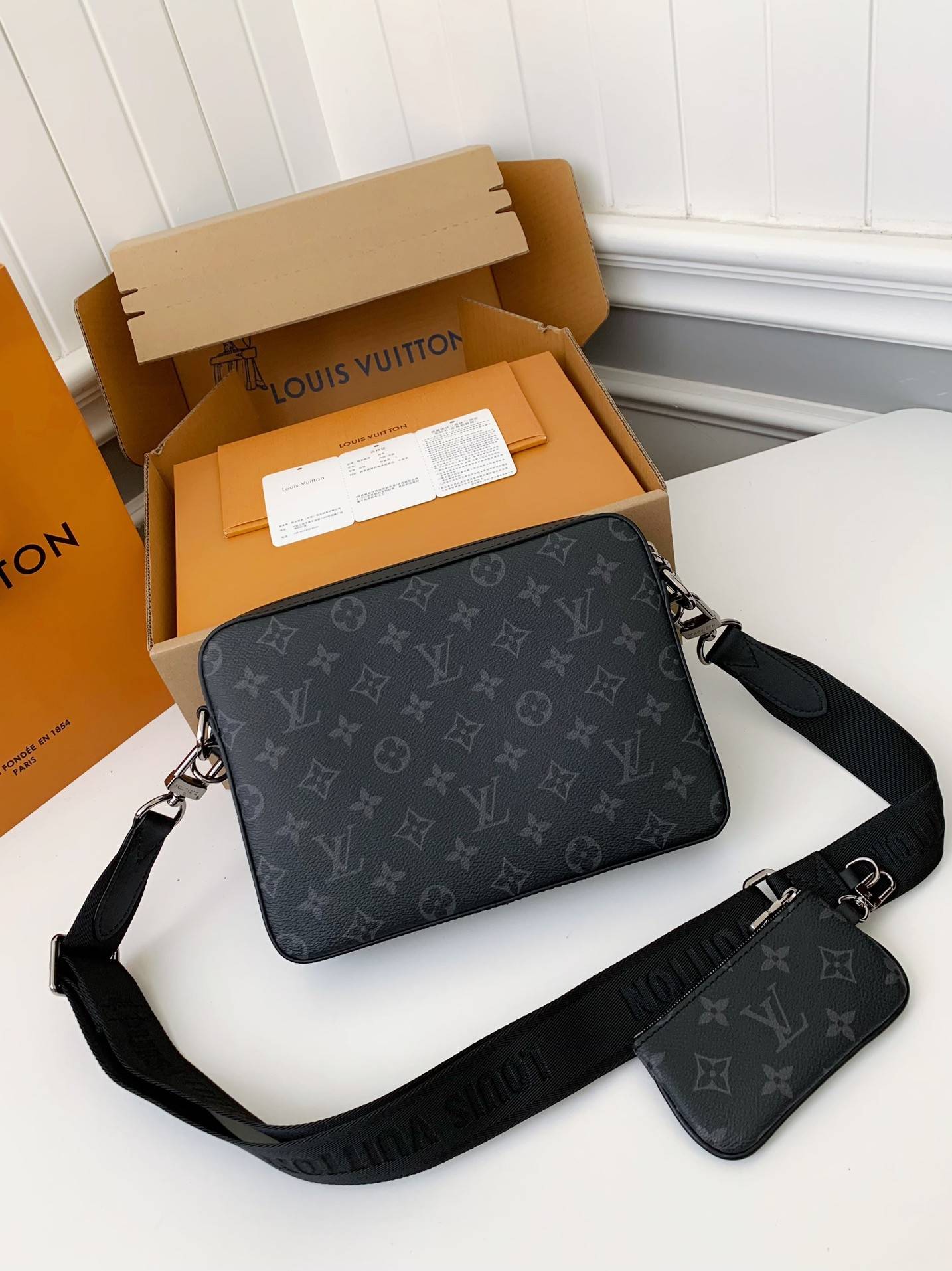 L*V Trio New Men’s colour-matching postman bag M69443  Size：25*18.5*7cm