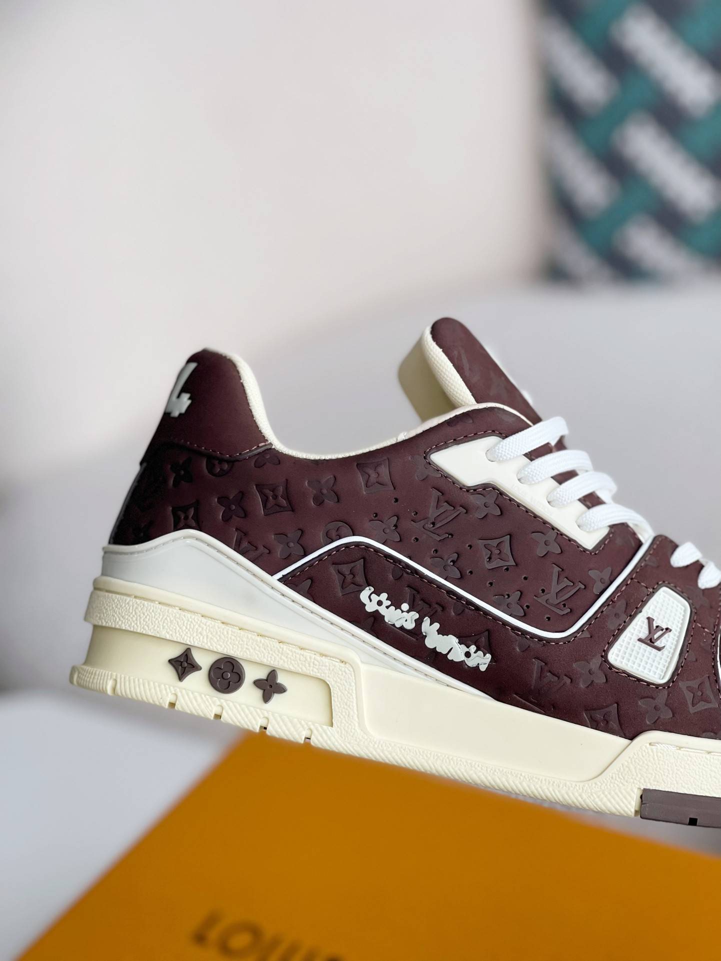L*V SNEAKERS