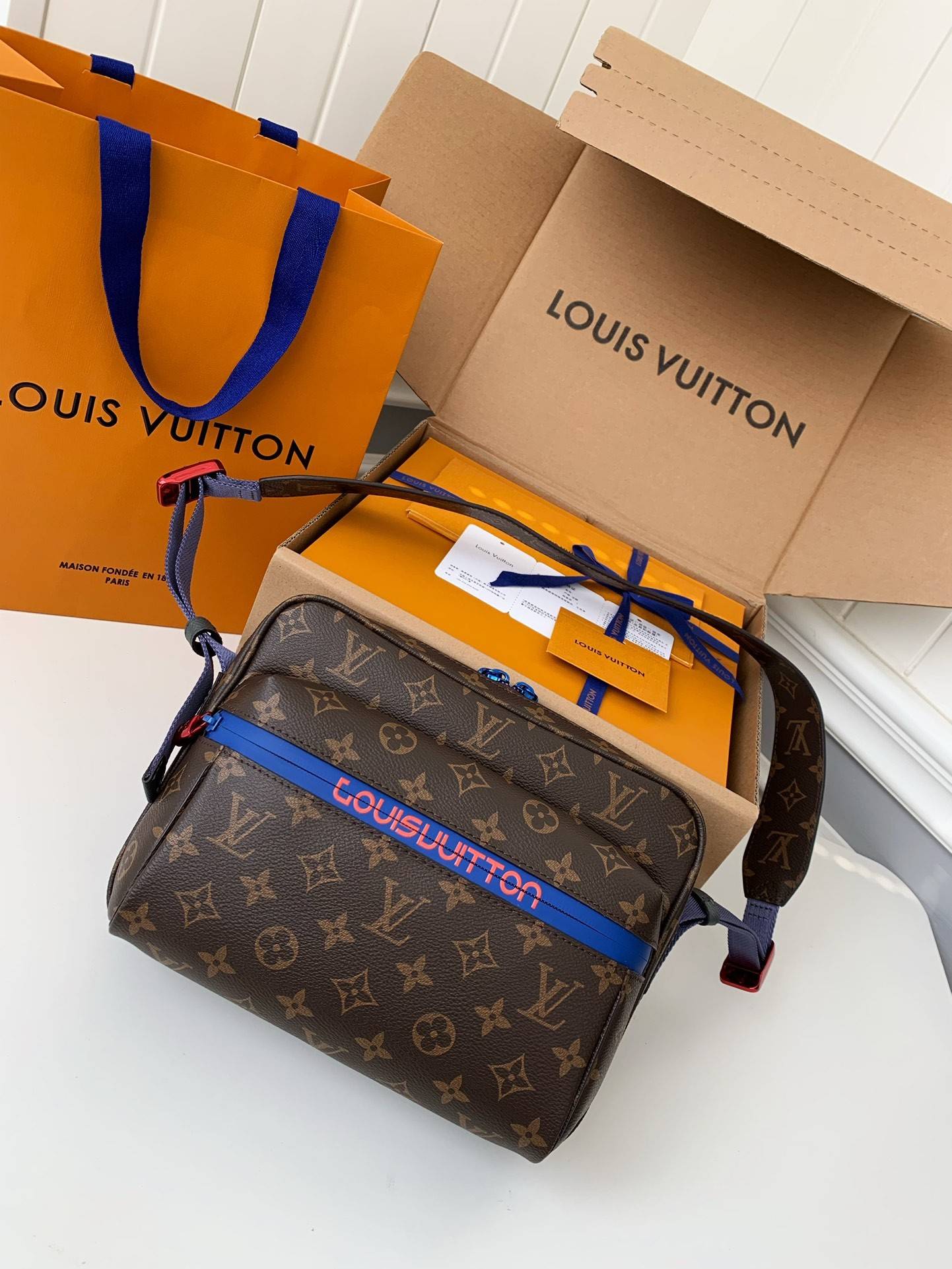 L*V Borsa Messenger Outdoor M43843,Size:26*20*10.5cm