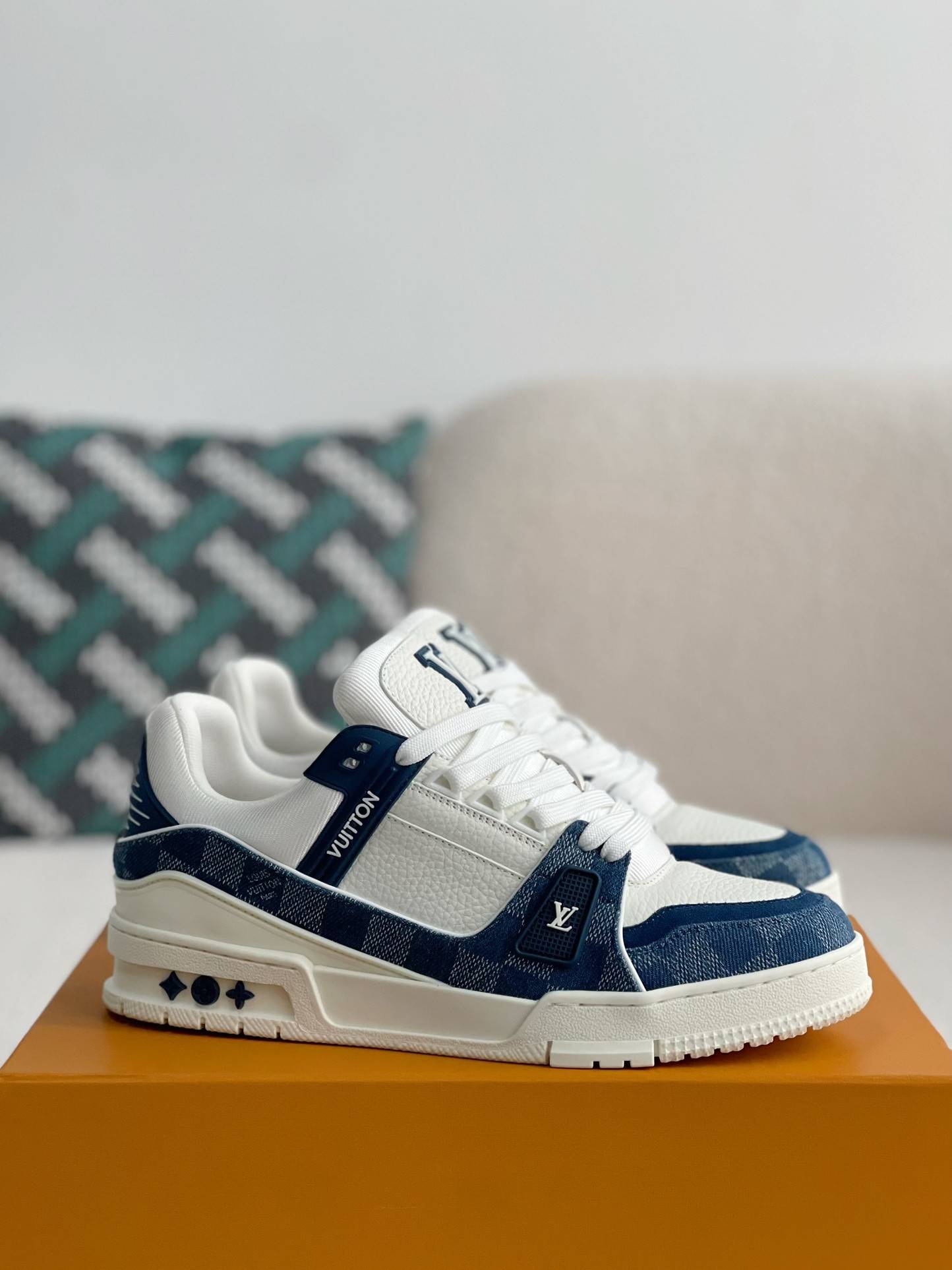 L*V SNEAKERS