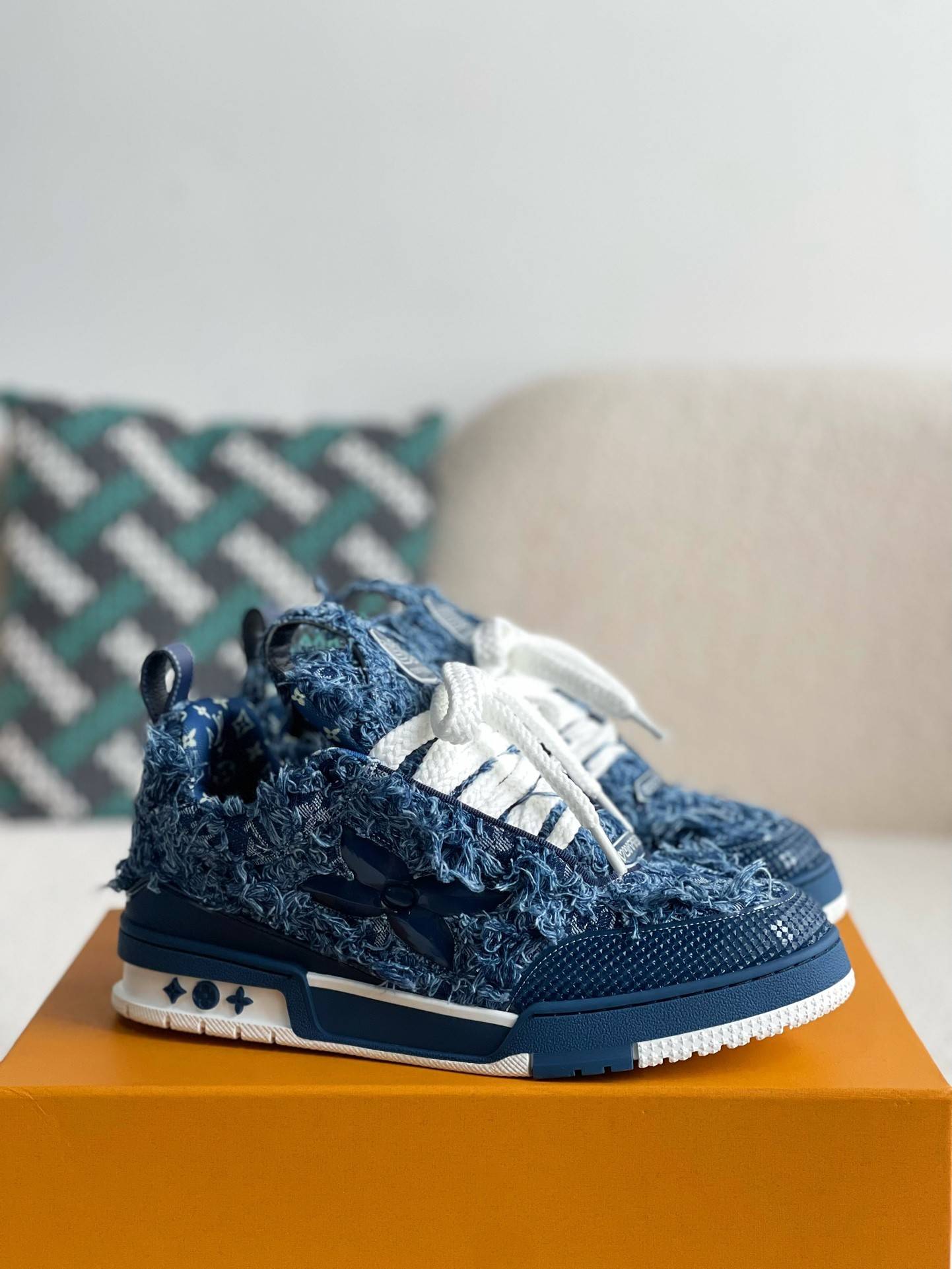 L*V TRAINER SNEAKERS