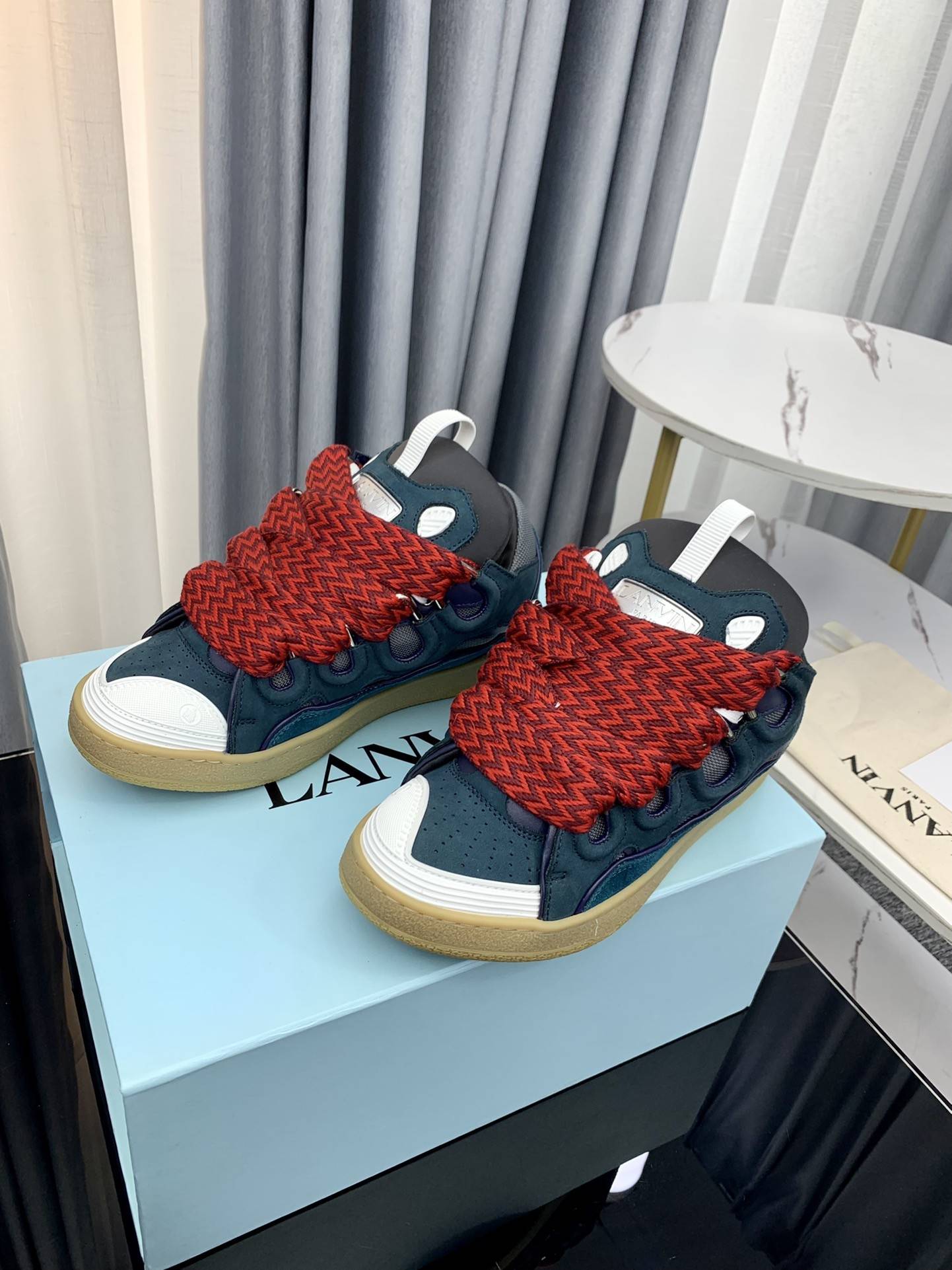 LA*N Sneaker