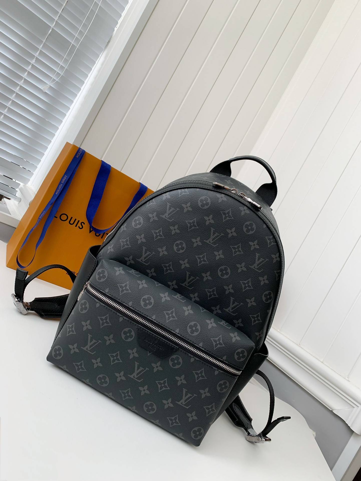 L*V 24s New DISCOverY Small Backpack M20558, Top Quality Size: 29 * 38 * 20cm