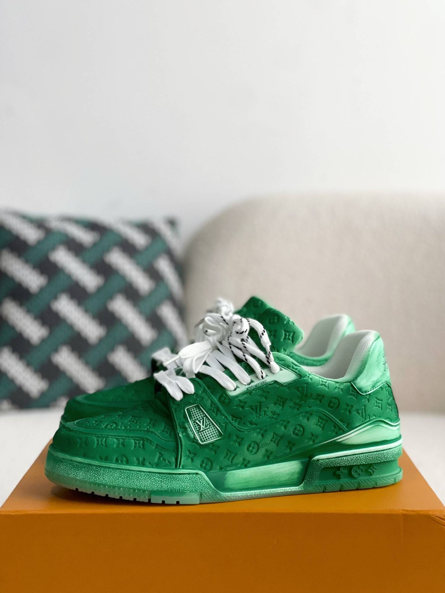 L*V TRAINER SNEAKERS