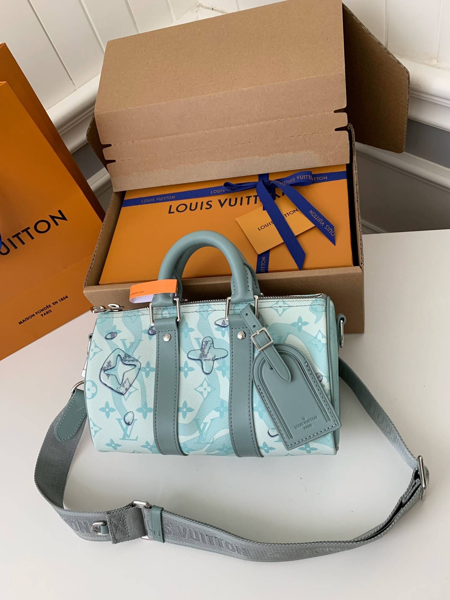 L*V''s seasonal new Keepall Bandoulière 25 handbag M22527,25*15*11cm