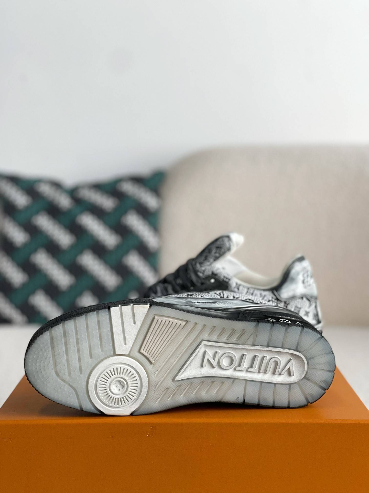 L*V SNEAKERS