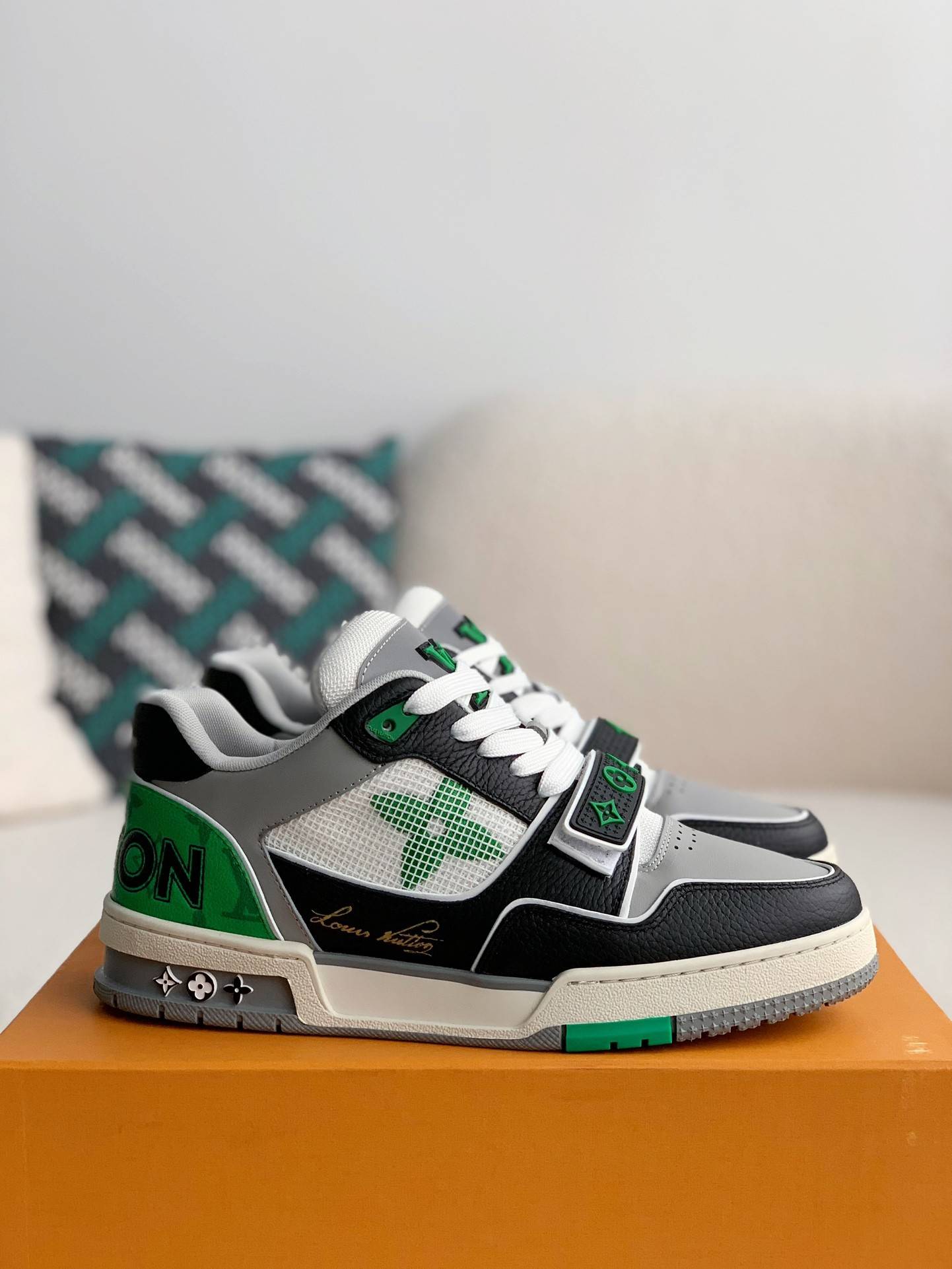 L*V TRAINER Sneakers