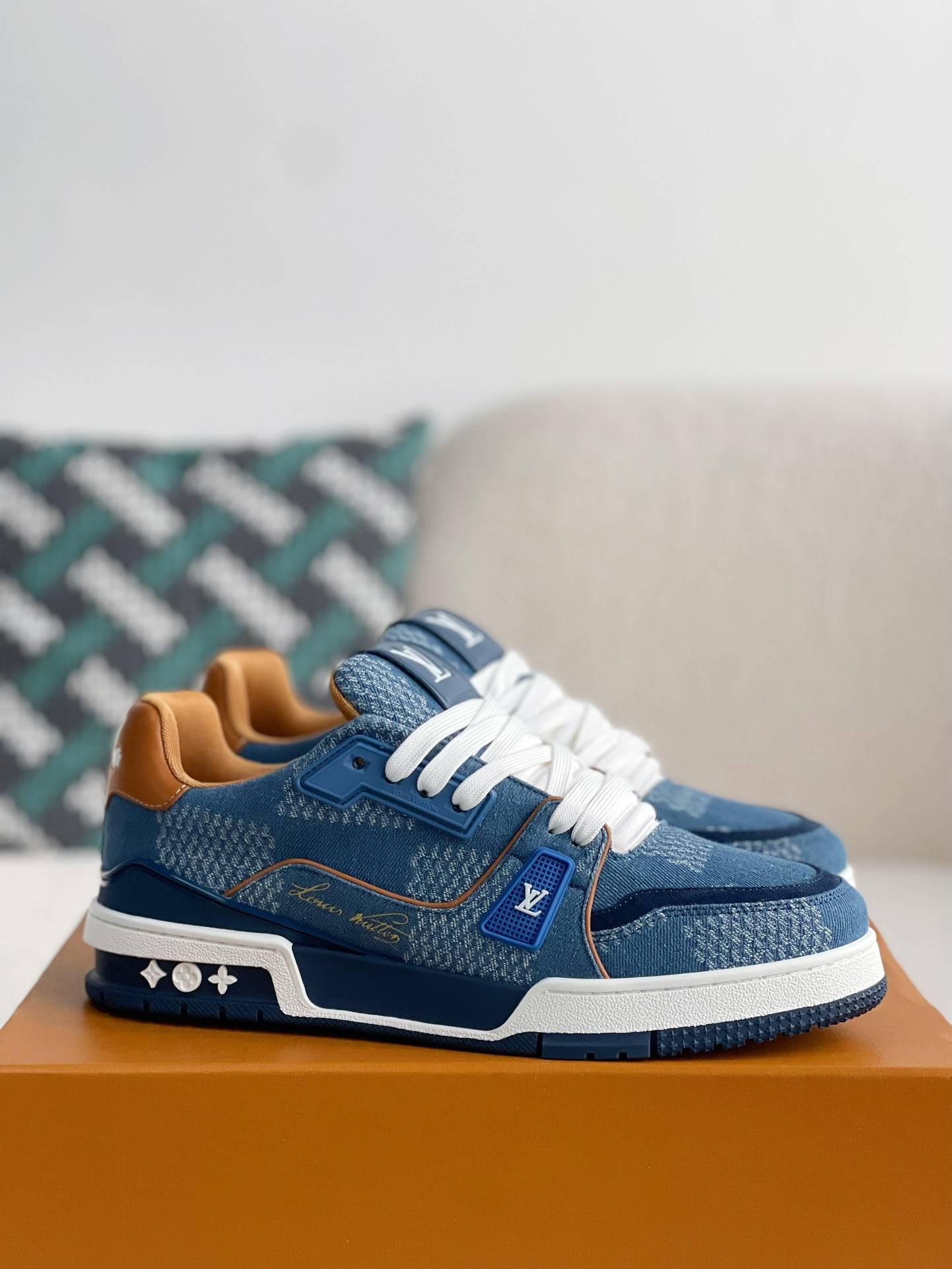 L*V SNEAKERS