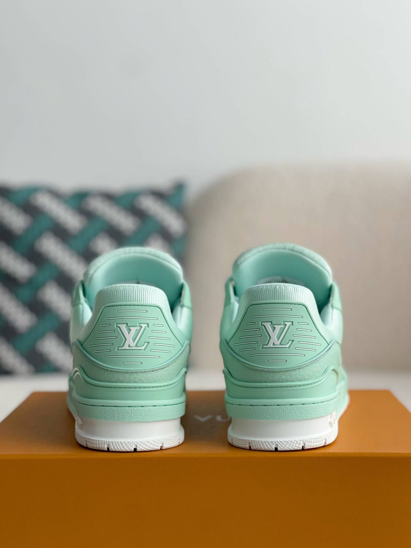 L*V SNEAKERS