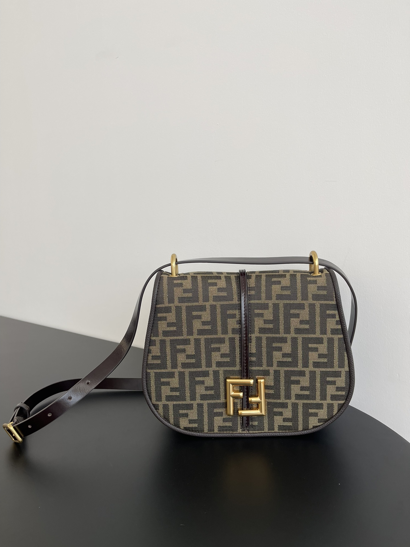 Fendi medium old flower retro classic bag saddle bag saddle bag size: 25x7x20