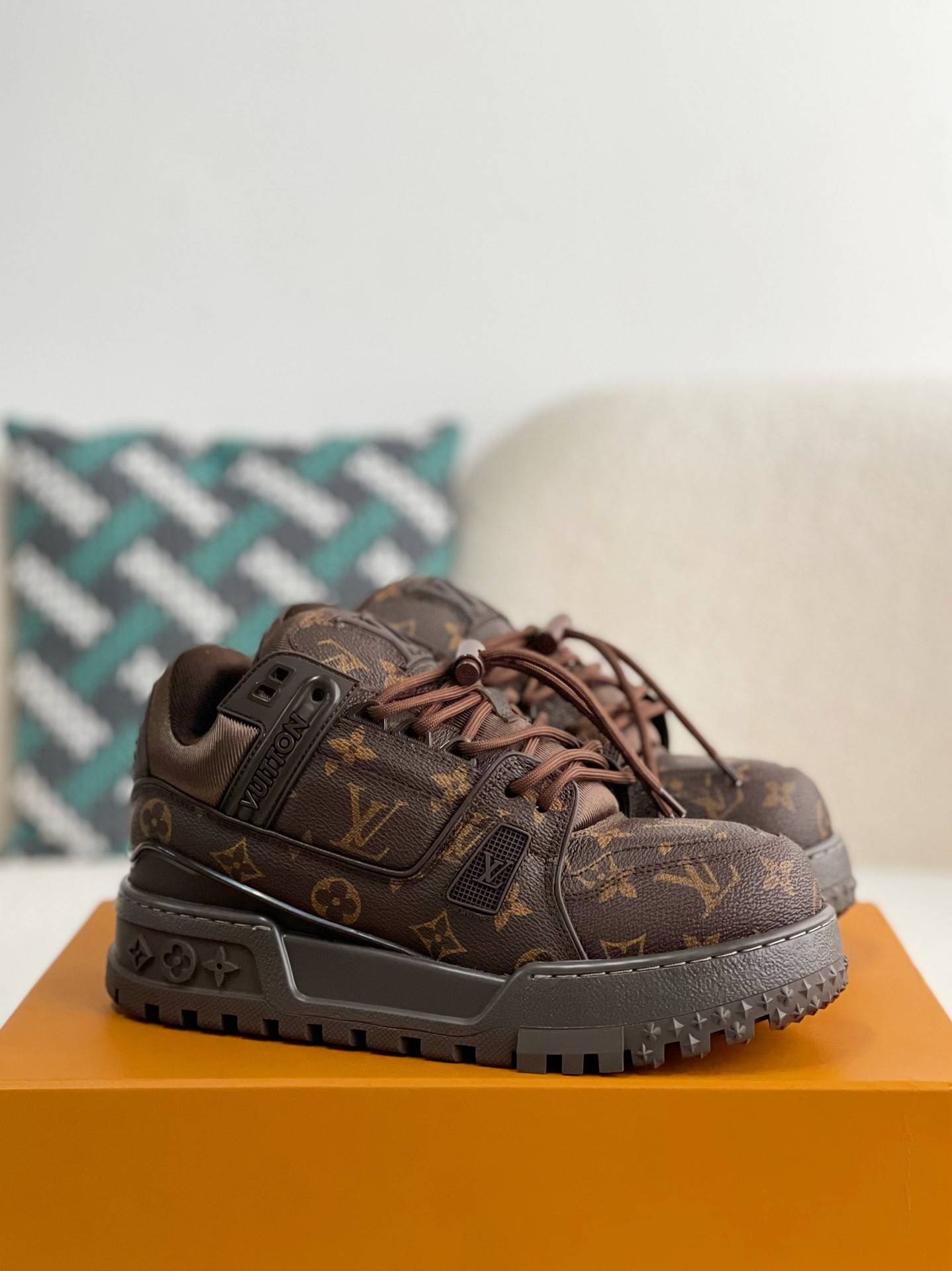 L*V TRAINER SNEAKERS