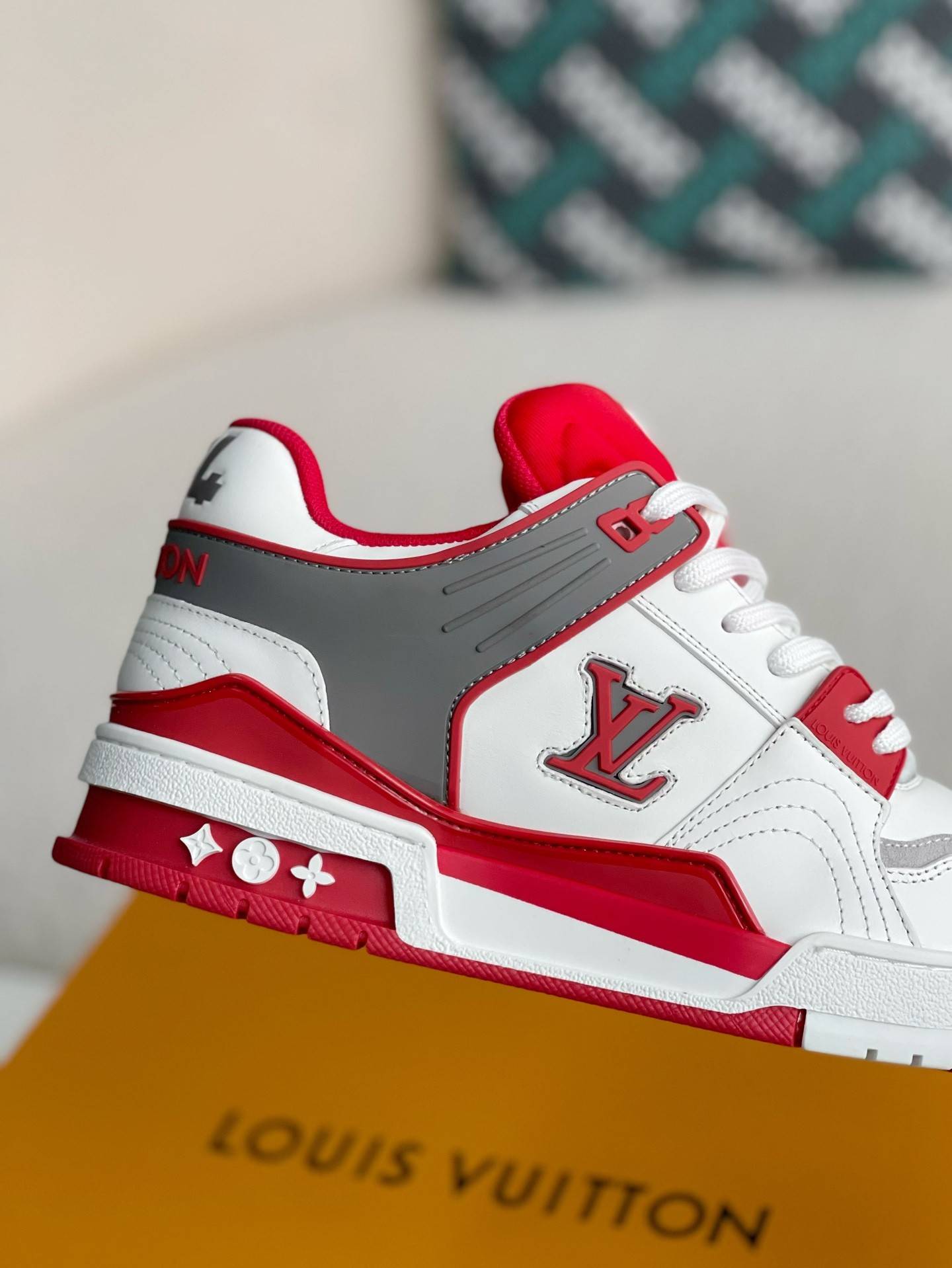 L*V SNEAKERS
