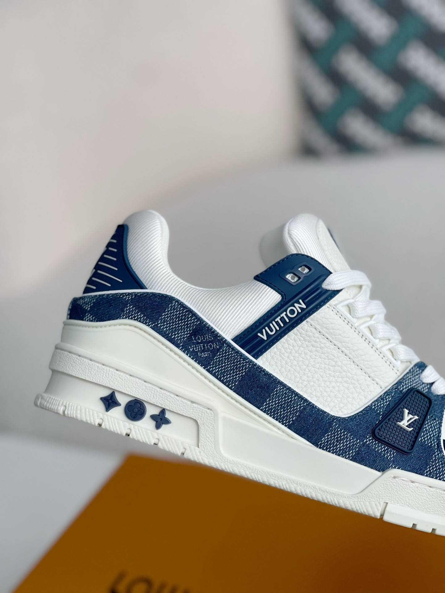 L*V SNEAKERS