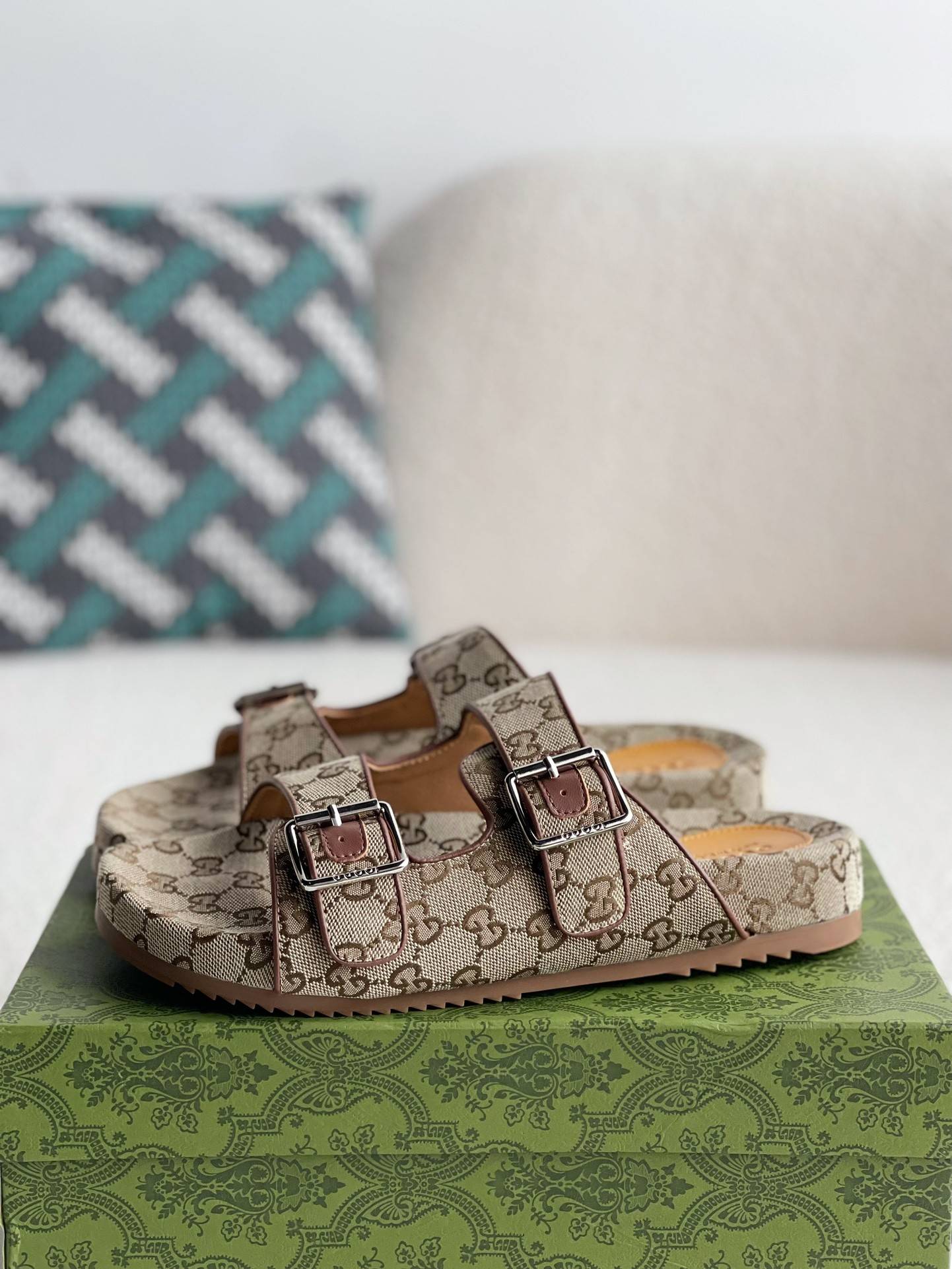 GU*Isandals