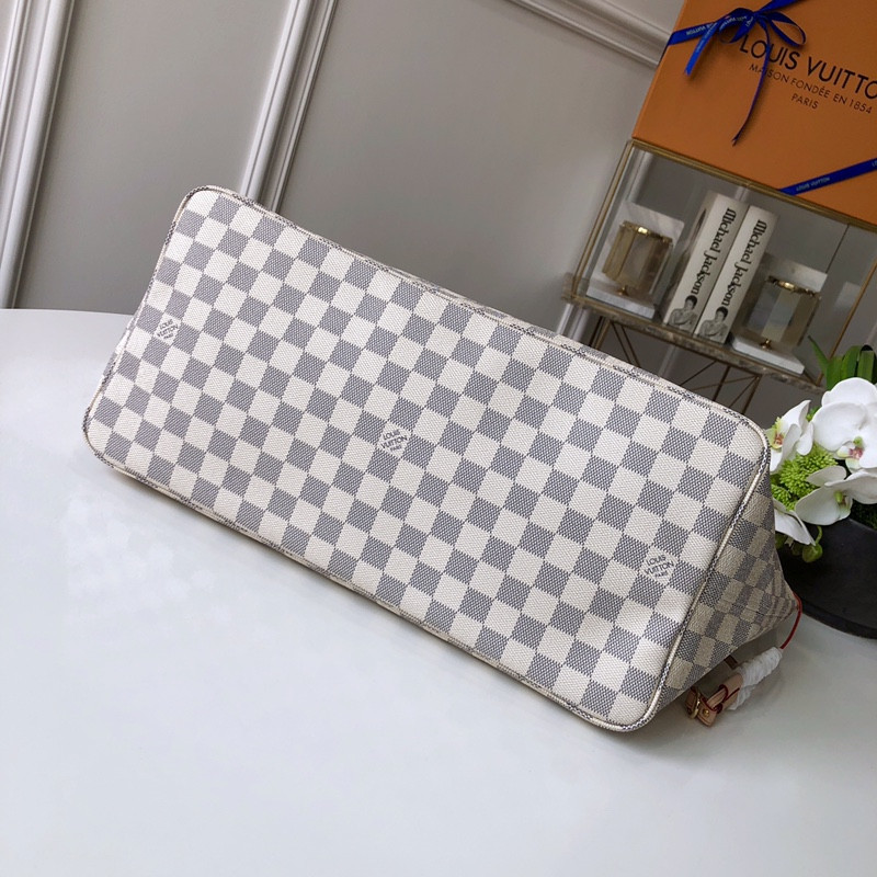 Louis Vuitton Neverfull Bag