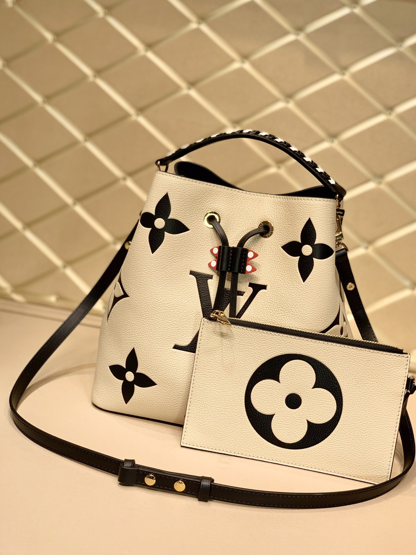 Louis Vuitton Néonoé Bag