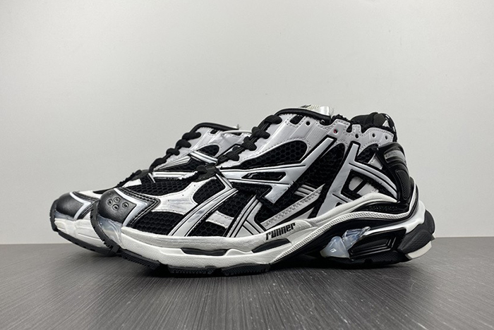 7.0 BALENCIAGA -Runner BLACK