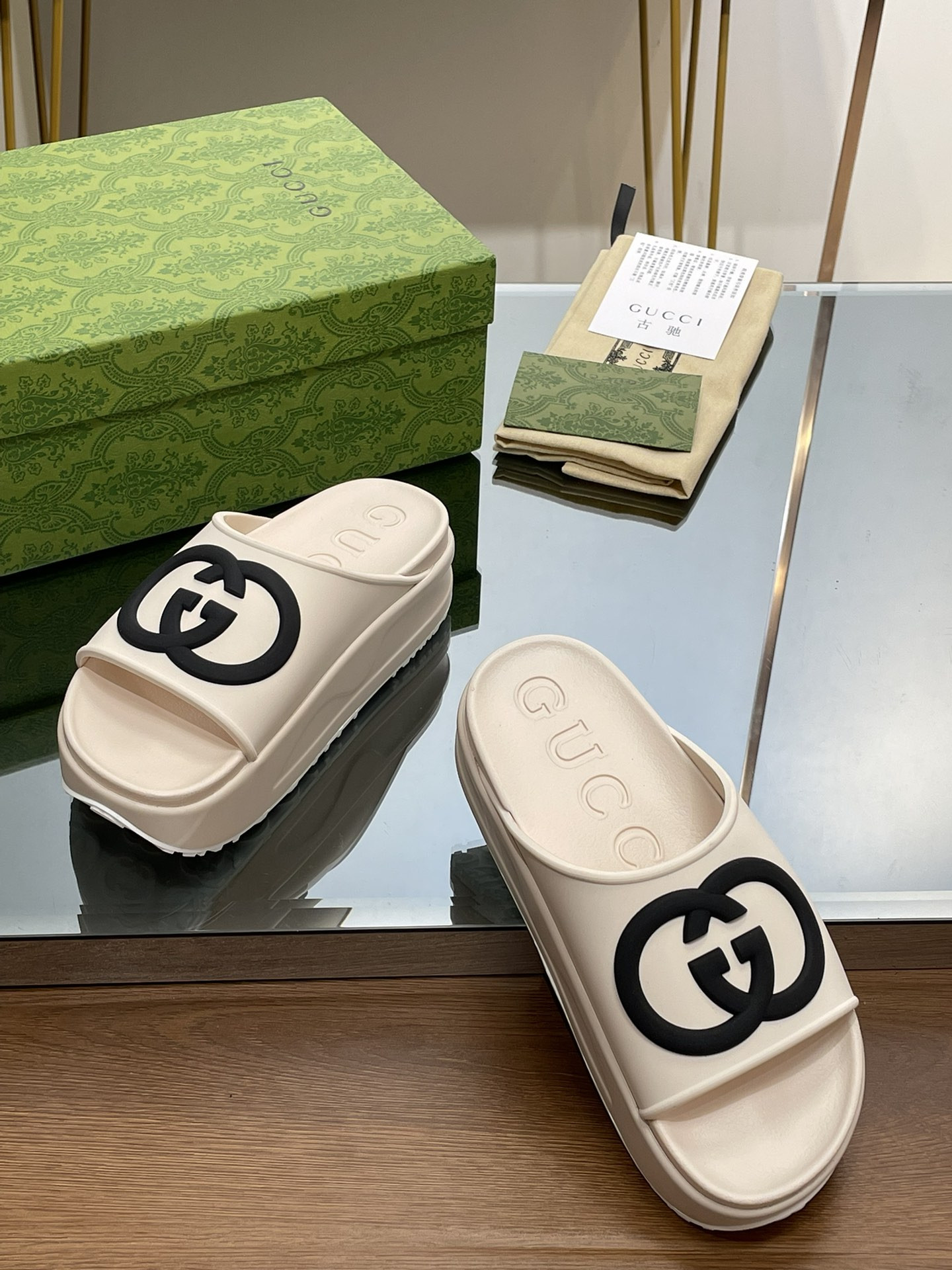 G*u*i slippers