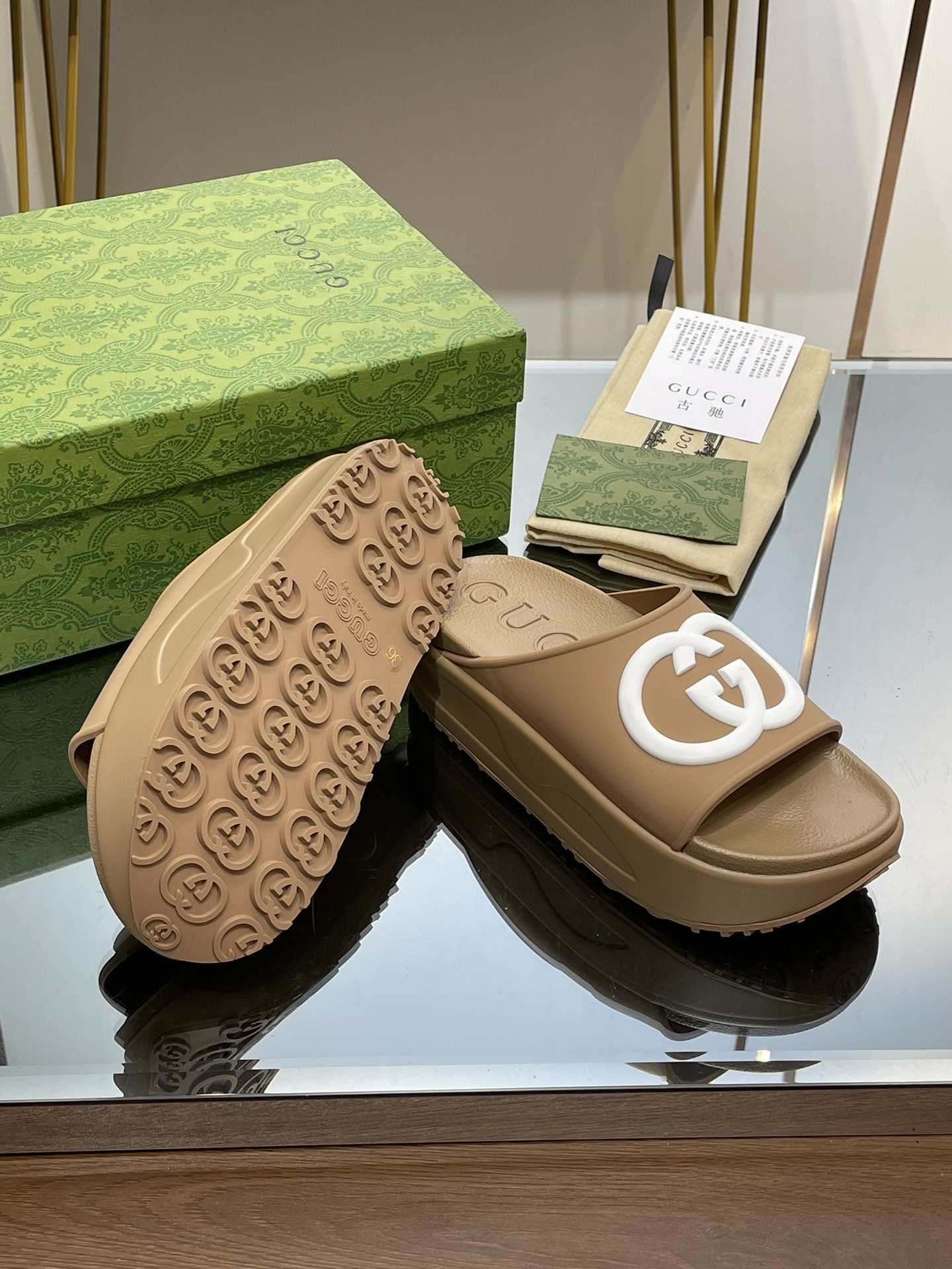 G*u*i slippers