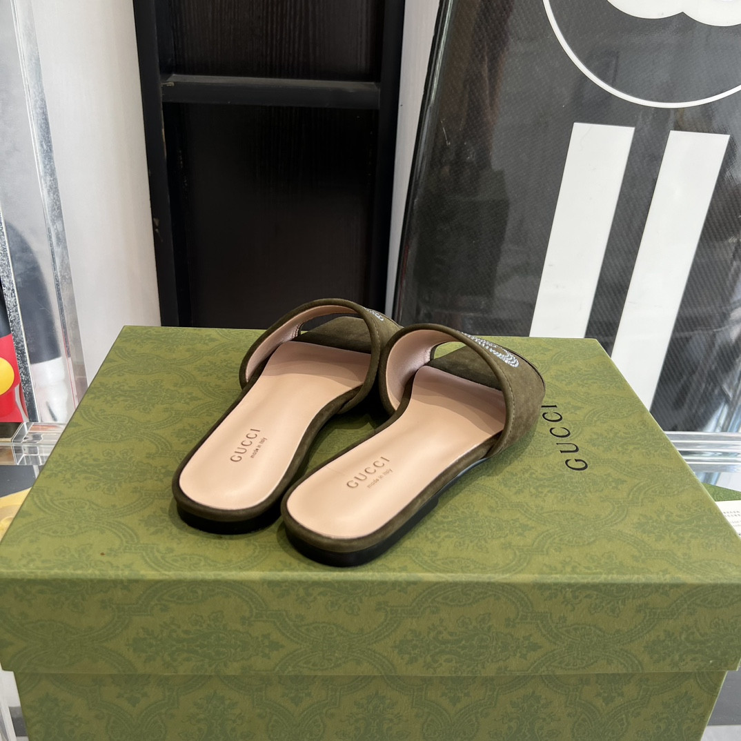 G*u*i slippers