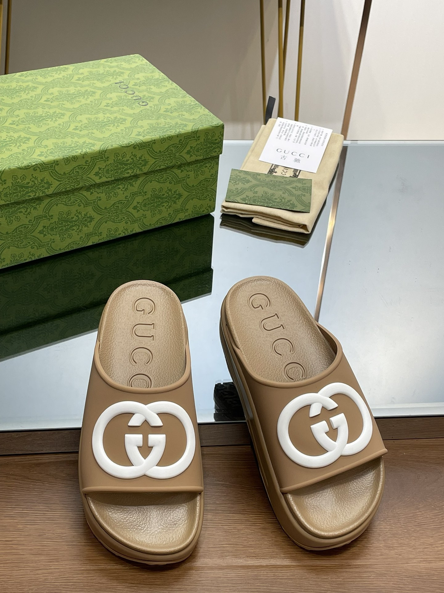G*u*i slippers