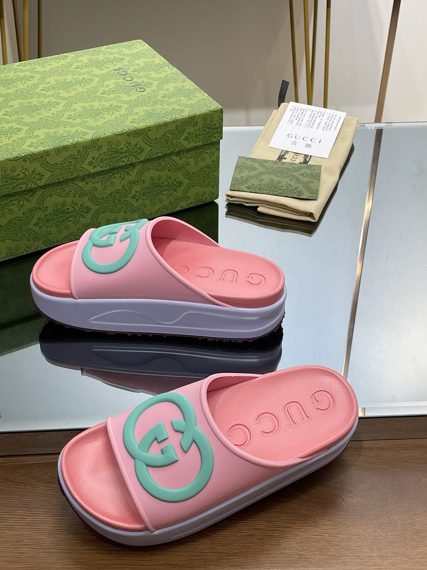 G*u*i slippers