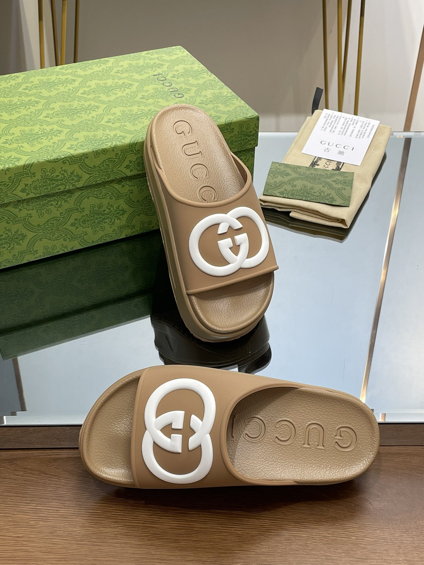 G*u*i slippers