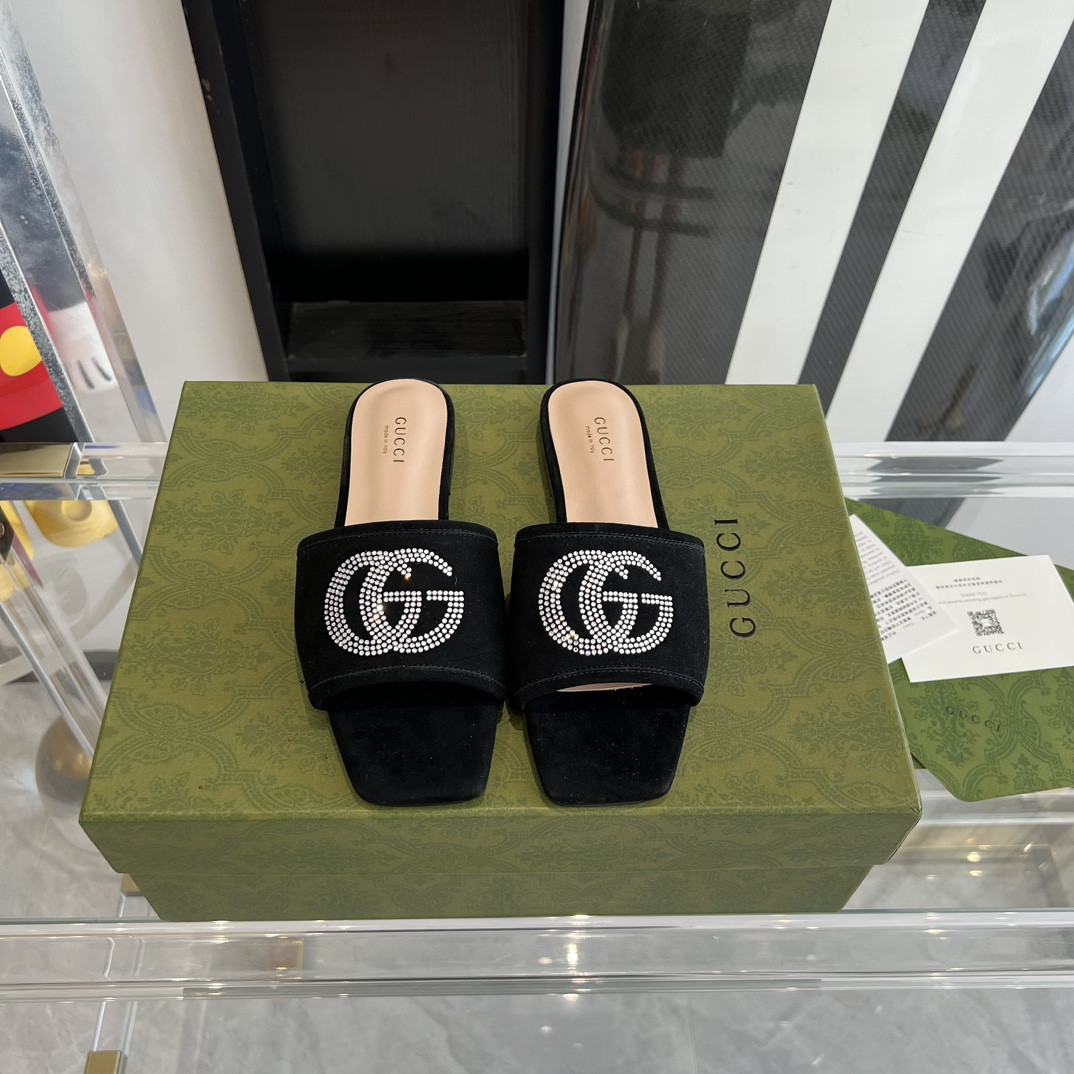 G*u*i slippers