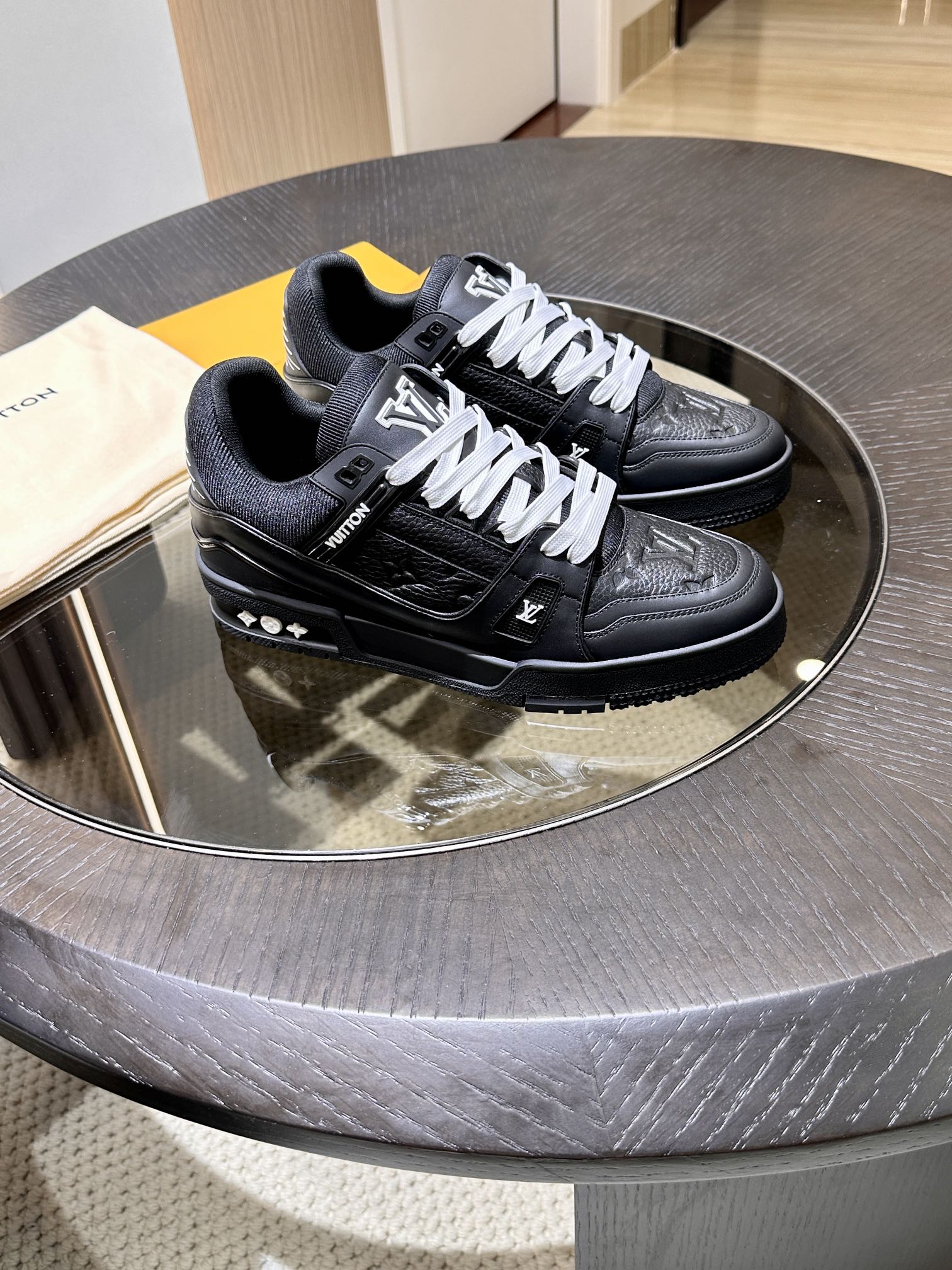 L*V TRAINER Sneakers