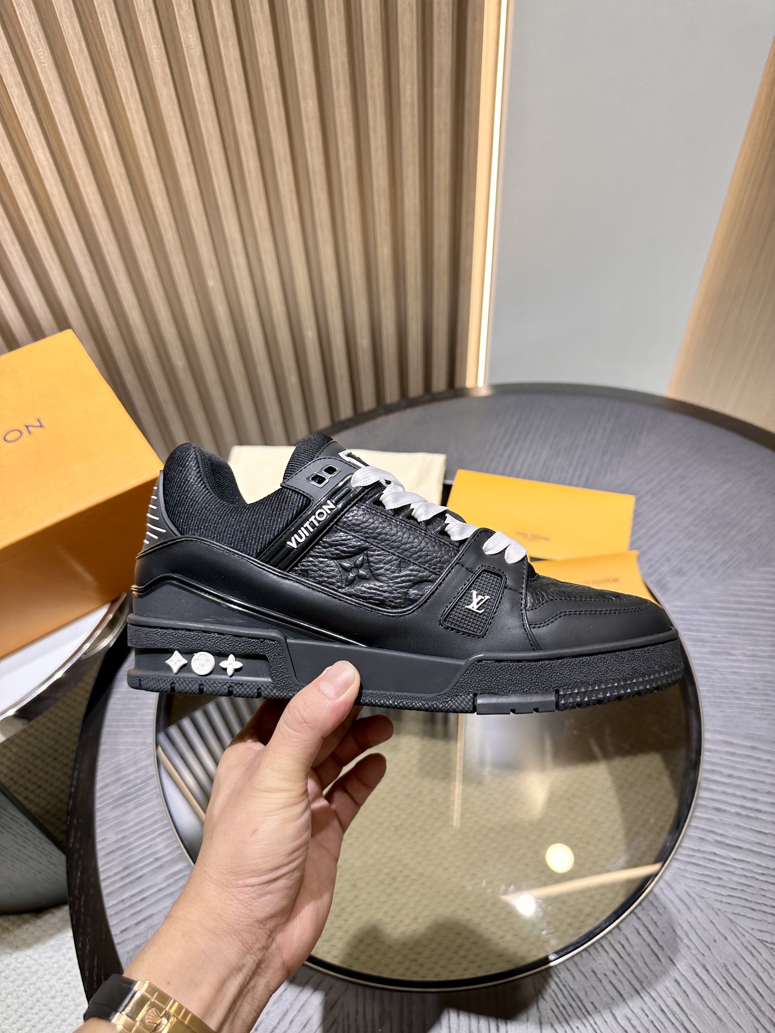 L*V TRAINER Sneakers