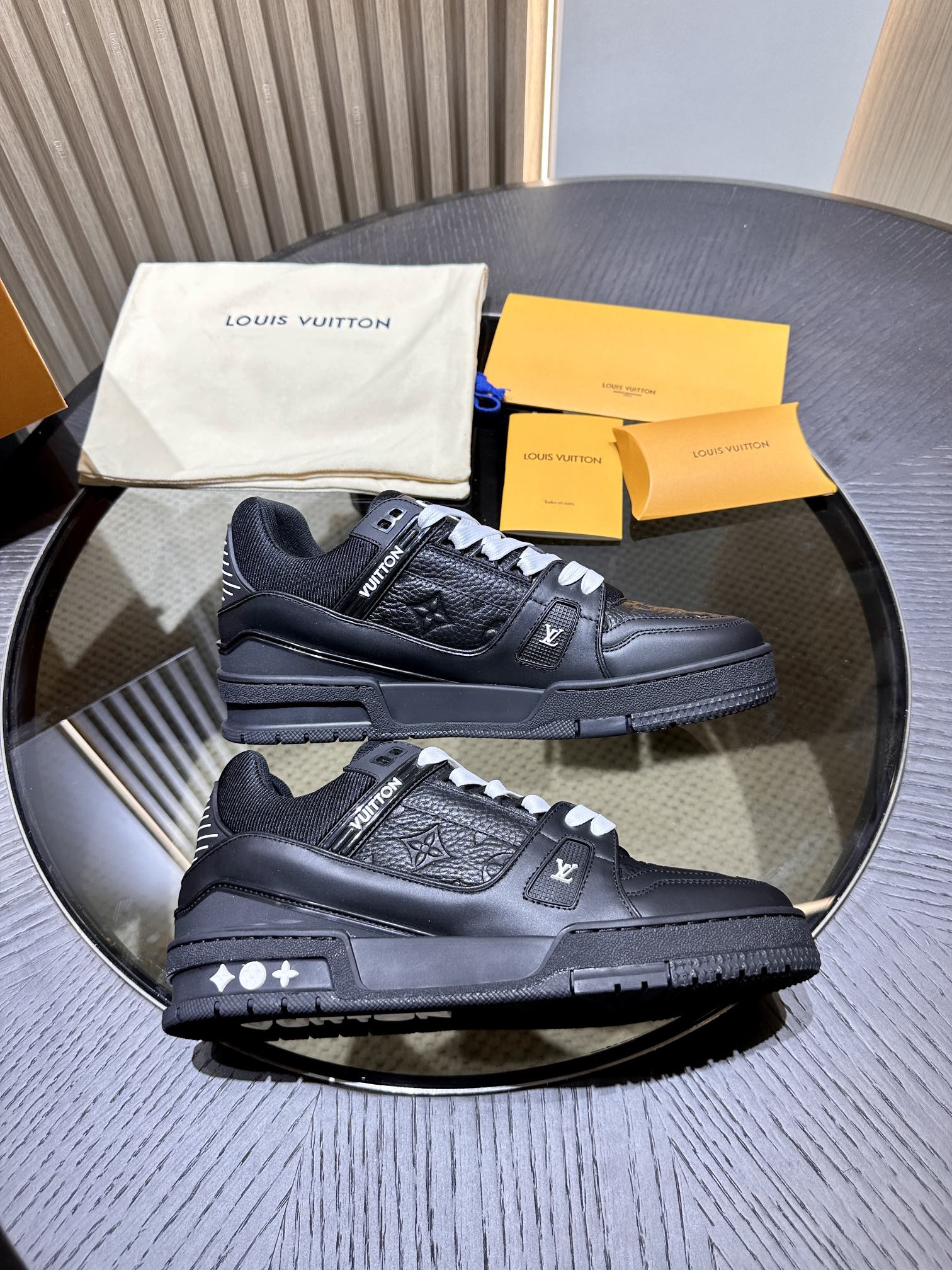 L*V TRAINER Sneakers