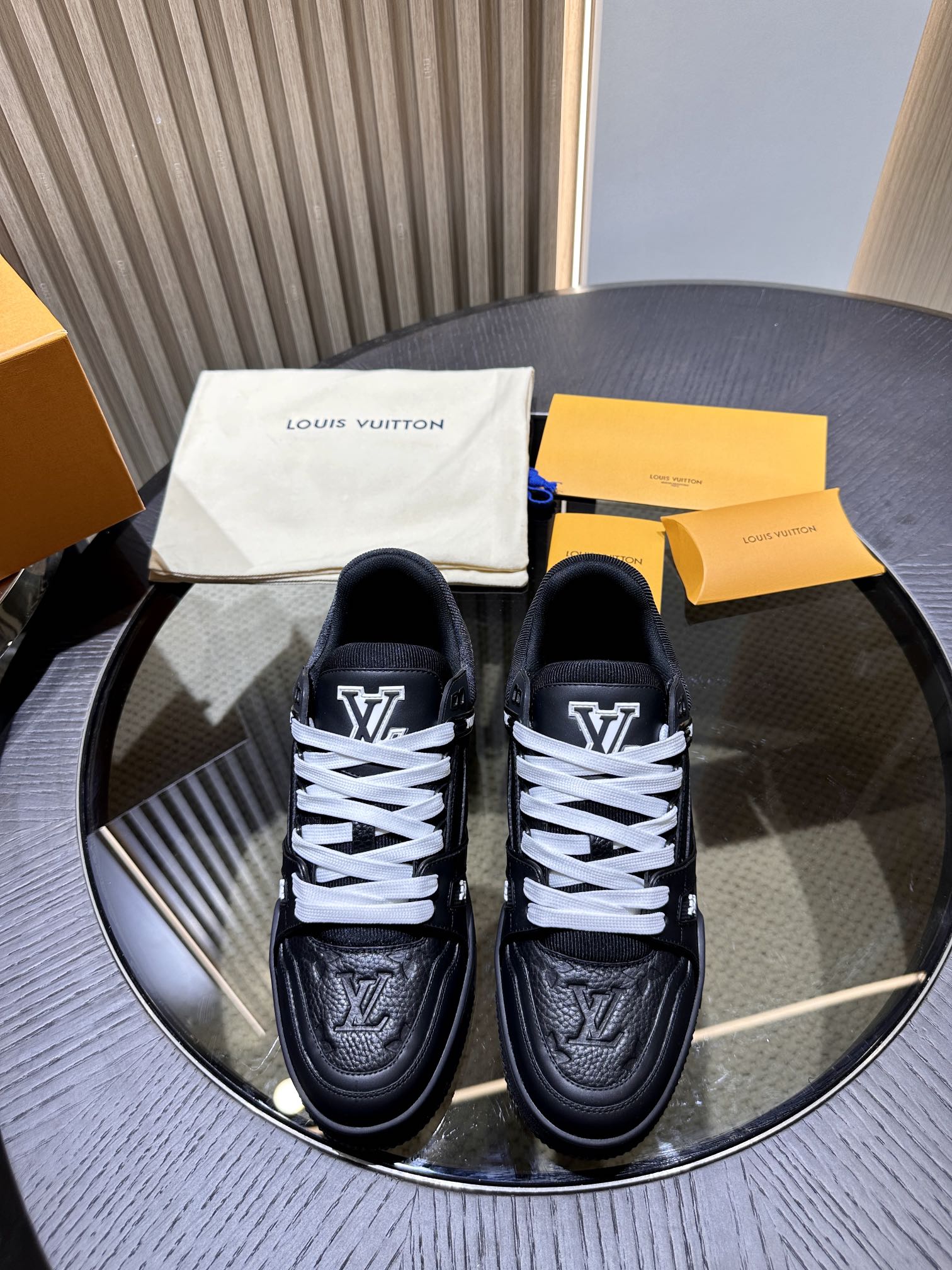 L*V TRAINER Sneakers