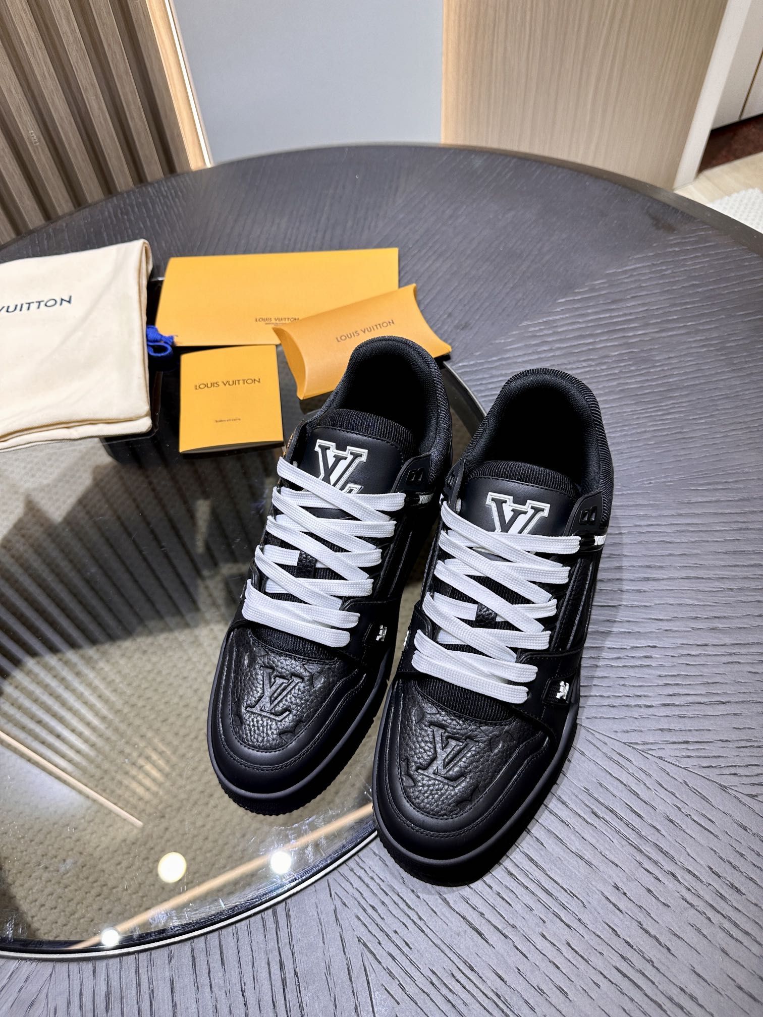L*V TRAINER Sneakers